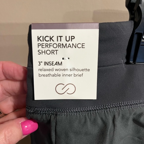 Calia by Carrie Underwood Kick It Up Performance Shorts~Size XL~Side Slit NWT - Picture 6 of 8
